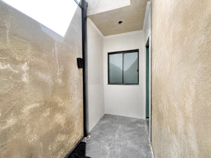Linda casa com 2 quartos e 2 vagas de garagem - Campo de Santana
