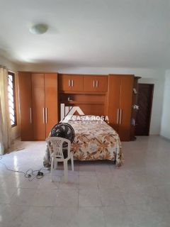 ALUGA-SE CASA DE DOIS PAVIMENTOS COM PISCINA - BAIRRO ATALAIA