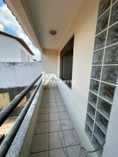 VENDE-SE CASA COM 4/4 COM CLOSET E BANHEIRA - BAIRRO PONTO NOVO