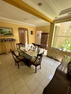VENDE-SE CASA COM 4/4 COM CLOSET E BANHEIRA - BAIRRO PONTO NOVO