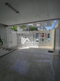VENDE-SE CASA DE DOIS PAVIMENTOS NA AV. ÉDEZIO VIERA DE MELO - BAIRRO PEREIRA LOBO
