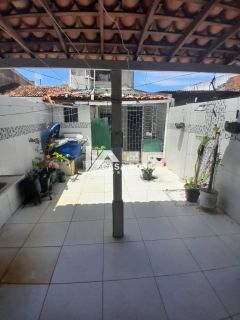 VENDE-SE CASA DE DOIS PAVIMENTOS NA AV. ÉDEZIO VIERA DE MELO - BAIRRO PEREIRA LOBO