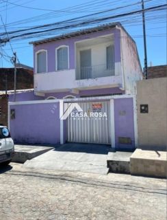 VENDE-SE CASA COM DOIS PAVIMENTOS - BAIRRO GRAGERU