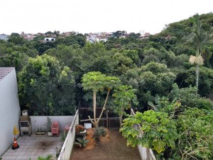 Casa estilo sobrado com 2 dormitórios suítes, no bairro Espírito Santo.