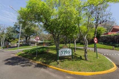 Venda casa em condomínio com 609m², 6 dormitórios, 4 vagas, Bairro Cavalhada, Porto Alegre.