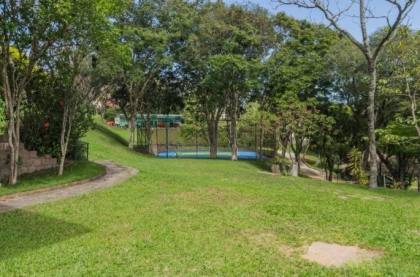 Venda casa em condomínio com 609m², 6 dormitórios, 4 vagas, Bairro Cavalhada, Porto Alegre.