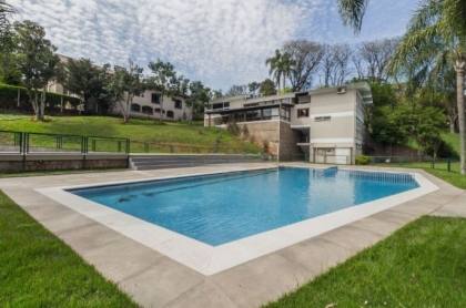 Venda casa em condomínio com 609m², 6 dormitórios, 4 vagas, Bairro Cavalhada, Porto Alegre.