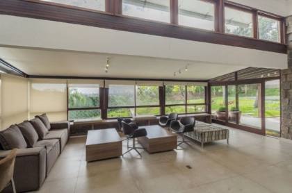 Venda casa em condomínio com 609m², 6 dormitórios, 4 vagas, Bairro Cavalhada, Porto Alegre.