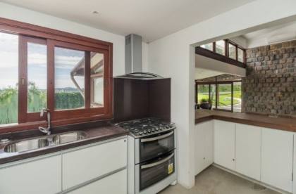 Venda casa em condomínio com 609m², 6 dormitórios, 4 vagas, Bairro Cavalhada, Porto Alegre.