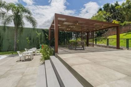 Venda casa em condomínio com 609m², 6 dormitórios, 4 vagas, Bairro Cavalhada, Porto Alegre.