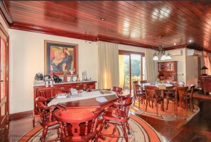 Venda casa em condomínio com 609m², 6 dormitórios, 4 vagas, Bairro Cavalhada, Porto Alegre.
