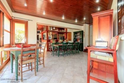 Venda casa em condomínio com 609m², 6 dormitórios, 4 vagas, Bairro Cavalhada, Porto Alegre.