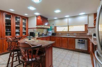 Venda casa em condomínio com 609m², 6 dormitórios, 4 vagas, Bairro Cavalhada, Porto Alegre.