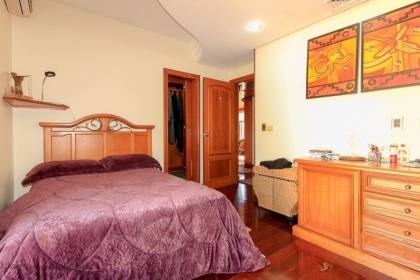 Venda casa em condomínio com 609m², 6 dormitórios, 4 vagas, Bairro Cavalhada, Porto Alegre.