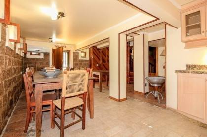 Venda casa em condomínio com 609m², 6 dormitórios, 4 vagas, Bairro Cavalhada, Porto Alegre.