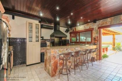 Venda casa em condomínio com 609m², 6 dormitórios, 4 vagas, Bairro Cavalhada, Porto Alegre.