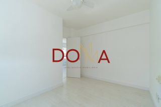 Apartamento com 60m², 2 dormitórios, vaga dupla, Bairro Menino Deus, Porto Alegre.