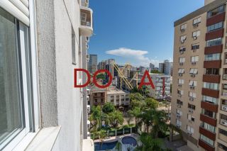 Apartamento com 60m², 2 dormitórios, vaga dupla, Bairro Menino Deus, Porto Alegre.