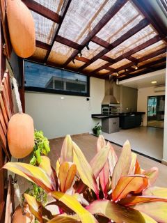 Viva com Estilo e Conforto na Ponta Negra – Casa Moderna com energia solar no Morada dos Pássaros.