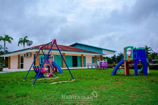 Construa a casa dos seus sonhos nesse lote de esquina no Condomínio Residencial Praia dos Passarinhos.
