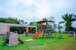 Construa a casa dos seus sonhos nesse lote de esquina no Condomínio Residencial Praia dos Passarinhos.