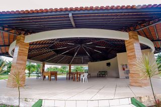 Construa a casa dos seus sonhos nesse lote de esquina no Condomínio Residencial Praia dos Passarinhos.