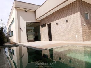 Essa casa alto padrão com 3 suítes vai te surpreender nos mínimos detalhes, semi-mobiliada, financia!