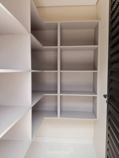 Essa casa alto padrão com 3 suítes vai te surpreender nos mínimos detalhes, semi-mobiliada, financia!