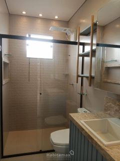 Essa casa alto padrão com 3 suítes vai te surpreender nos mínimos detalhes, semi-mobiliada, financia!