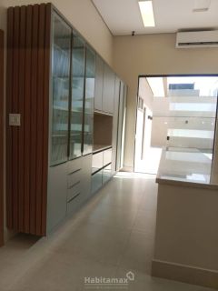 Essa casa alto padrão com 3 suítes vai te surpreender nos mínimos detalhes, semi-mobiliada, financia!