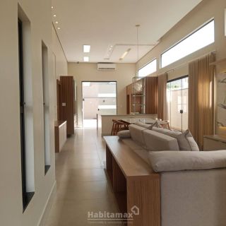 Essa casa alto padrão com 3 suítes vai te surpreender nos mínimos detalhes, semi-mobiliada, financia!
