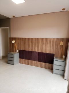 Essa casa alto padrão com 3 suítes vai te surpreender nos mínimos detalhes, semi-mobiliada, financia!