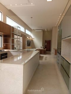Essa casa alto padrão com 3 suítes vai te surpreender nos mínimos detalhes, semi-mobiliada, financia!