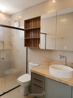 Essa casa alto padrão com 3 suítes vai te surpreender nos mínimos detalhes, semi-mobiliada, financia!