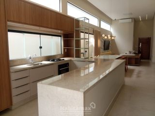 Essa casa alto padrão com 3 suítes vai te surpreender nos mínimos detalhes, semi-mobiliada, financia!