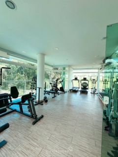Essa casa alto padrão com 3 suítes vai te surpreender nos mínimos detalhes, semi-mobiliada, financia!