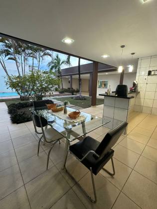 Essa casa é pra você que está buscando uma casa linda com 5 quartos no CAMPOS ELISEOS -PLANALTO. Financia!