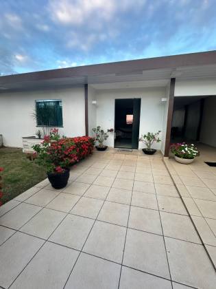 Essa casa é pra você que está buscando uma casa linda com 5 quartos no CAMPOS ELISEOS -PLANALTO. Financia!