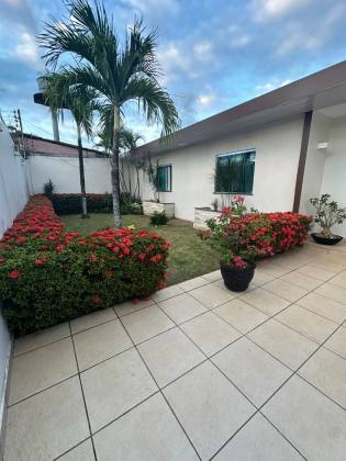 Essa casa é pra você que está buscando uma casa linda com 5 quartos no CAMPOS ELISEOS -PLANALTO. Financia!
