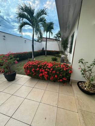 Essa casa é pra você que está buscando uma casa linda com 5 quartos no CAMPOS ELISEOS -PLANALTO. Financia!
