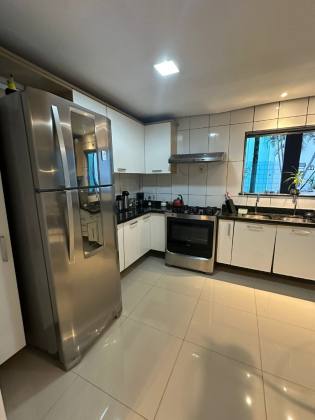 Essa casa é pra você que está buscando uma casa linda com 5 quartos no CAMPOS ELISEOS -PLANALTO. Financia!