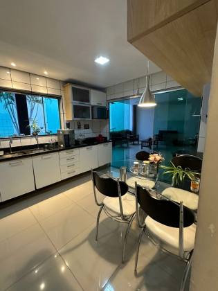 Essa casa é pra você que está buscando uma casa linda com 5 quartos no CAMPOS ELISEOS -PLANALTO. Financia!
