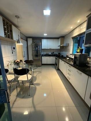 Essa casa é pra você que está buscando uma casa linda com 5 quartos no CAMPOS ELISEOS -PLANALTO. Financia!