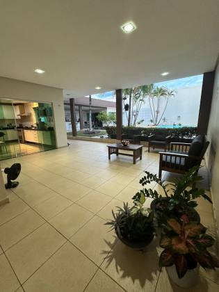 Essa casa é pra você que está buscando uma casa linda com 5 quartos no CAMPOS ELISEOS -PLANALTO. Financia!