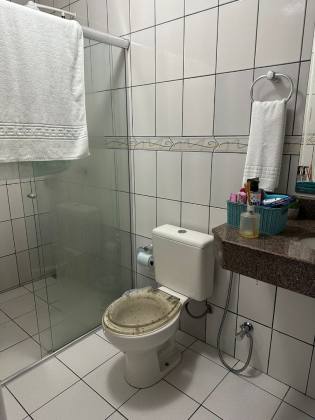 Essa casa é pra você que está buscando uma casa linda com 5 quartos no CAMPOS ELISEOS -PLANALTO. Financia!