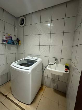Essa casa é pra você que está buscando uma casa linda com 5 quartos no CAMPOS ELISEOS -PLANALTO. Financia!