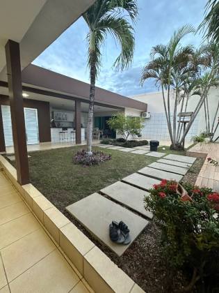 Essa casa é pra você que está buscando uma casa linda com 5 quartos no CAMPOS ELISEOS -PLANALTO. Financia!