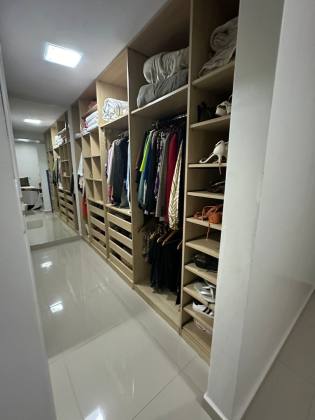 Essa casa é pra você que está buscando uma casa linda com 5 quartos no CAMPOS ELISEOS -PLANALTO. Financia!