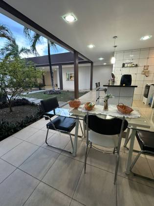 Essa casa é pra você que está buscando uma casa linda com 5 quartos no CAMPOS ELISEOS -PLANALTO. Financia!