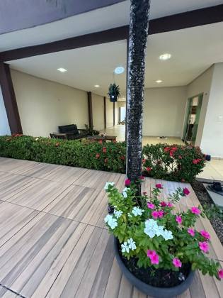 Essa casa é pra você que está buscando uma casa linda com 5 quartos no CAMPOS ELISEOS -PLANALTO. Financia!